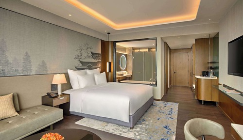 Deluxe Room, 1 King Bed, Business Lounge Access