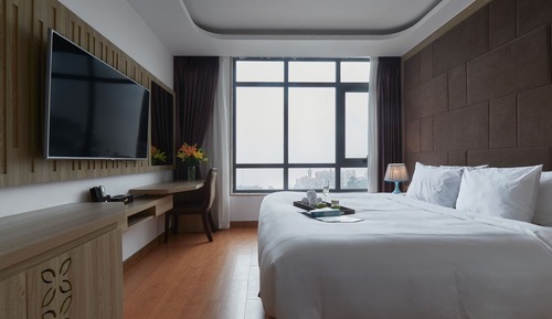 Luxury Suite, 1 King Bed, Bathtub, Mountain View
