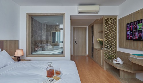 Deluxe Room, 1 Double Bed, Bathtub, Mountain View