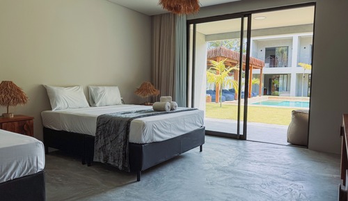 Comfort Suite, Pool View