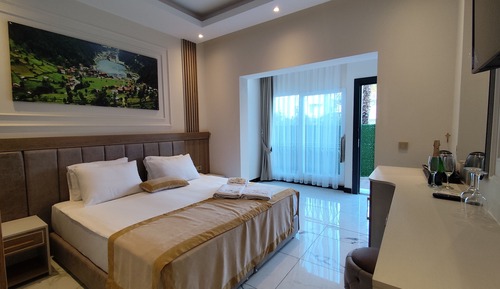 Deluxe Cift Kisilik Oda Havuz Manzarali