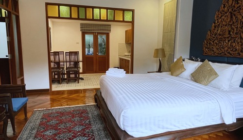 Superior Villa, 1 King Bed, Kitchenette, Pool View