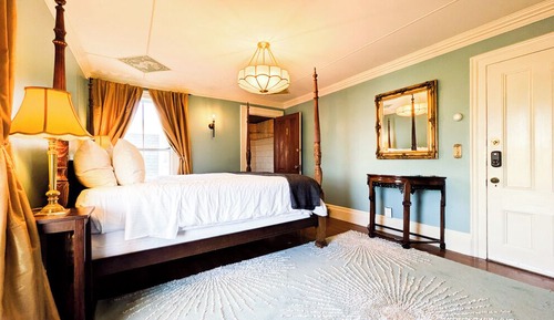 Honeymoon Room, 1 King Bed, Jetted Tub, Garden View (Not Pet Friendly)