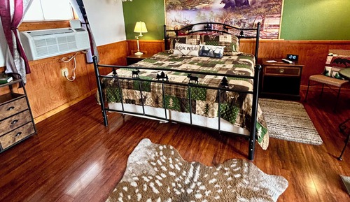 Suite #3, Deluxe Studio Suite, 1 King Bed, Kitchenette, Ground Floor