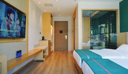 Senior Room, City View