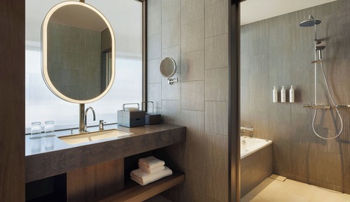 Deluxe Room, 1 King Bed, Mountain View, Corner