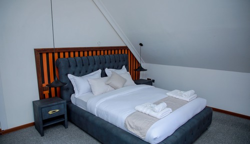Luxury Suite, 1 Queen Bed, Non Smoking, Balcony