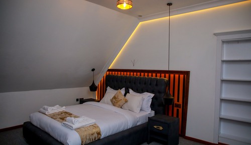 Luxury Suite, 1 Queen Bed, Balcony, Garden View