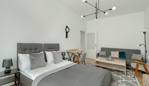 Studio, Balcony
