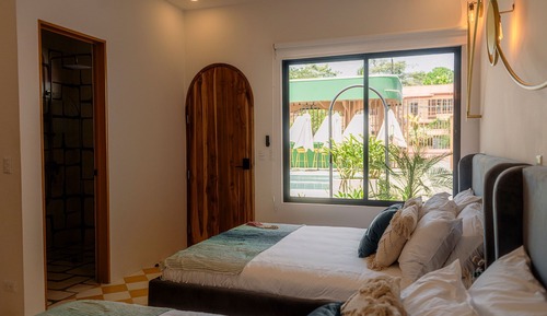 Deluxe Room, 2 Queen Beds, Pool View