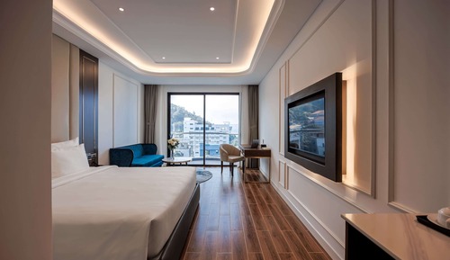 Deluxe Double Room, 1 King Bed, Partial Ocean View
