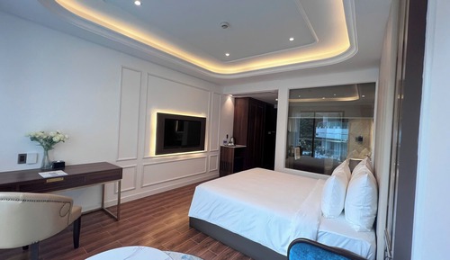 Deluxe Double Room, 1 King Bed, Mountain View