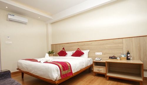 Deluxe Suite, 1 King Bed, Lake View