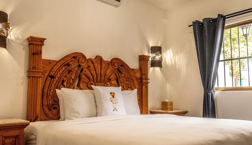 Deluxe Condo, 1 King Bed, Air conditioning, Pool View