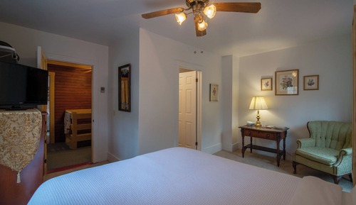 The Inn - Upstairs Queen Room
