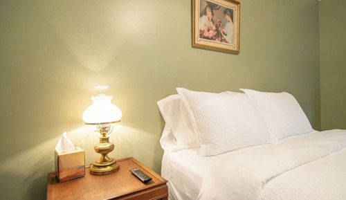 The Inn - Downstairs Queen Room