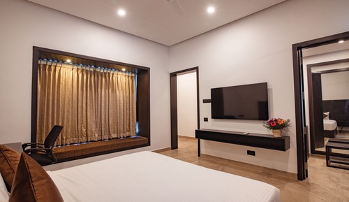 Suite, 1 King Bed, Smoking, Pool View