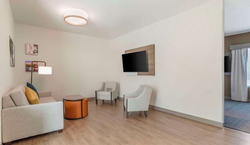 Suite (Wide King, HEARING)