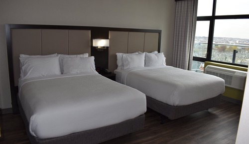 Standard Room, 2 Queen Beds, Transfer Shower (Mobility Accessible)