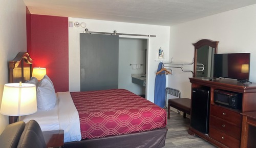 Room, 1 King Bed, Accessible, Non Smoking (Mobility, Tub w/Grab bars)