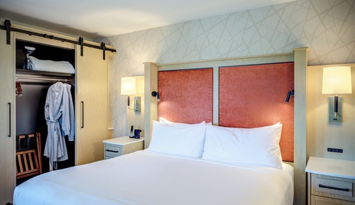 Premium Room, 1 King Bed, Balcony, Corner
