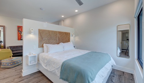 The Hive 102 King w/ Balcony Pet Friendly