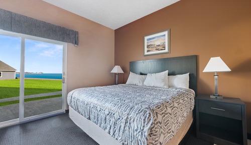 Room, 1 King Bed, Jetted Tub, Lake View