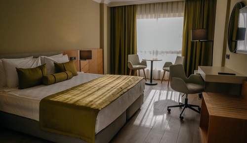 Club Room, Garden View