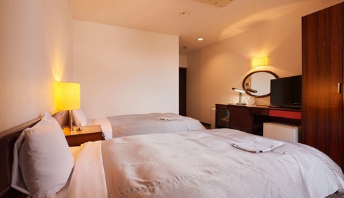 Twin Room, Smoking