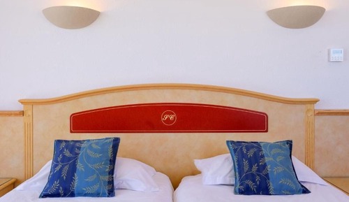 Standard Quadruple Room, Partial Sea View
