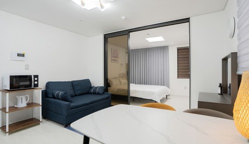 Premium Queen, City View (Sofa Bed)