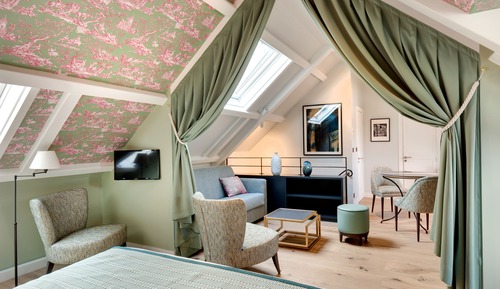 Junior Penthouse
