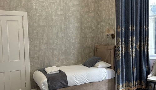 Family Room, Ensuite (Room 11)