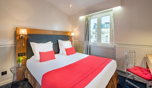 Superior double room with view on Eiffel Tower