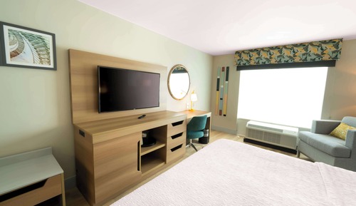 Room, 1 King Bed, Refrigerator