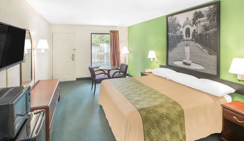 Room, 1 King Bed, Jetted Tub (Smoking)