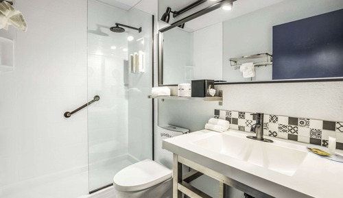 Standard Room, 2 Queen Beds, Non Smoking (Shower)