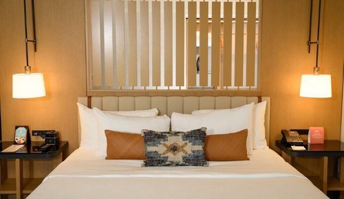 Room, 1 Queen Bed (Cliffs)