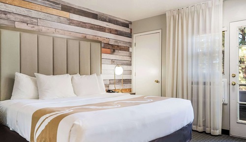 Standard Room, 1 King Bed, Balcony