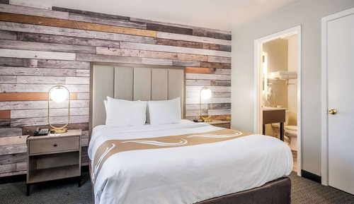 Standard Room, 1 Queen Bed