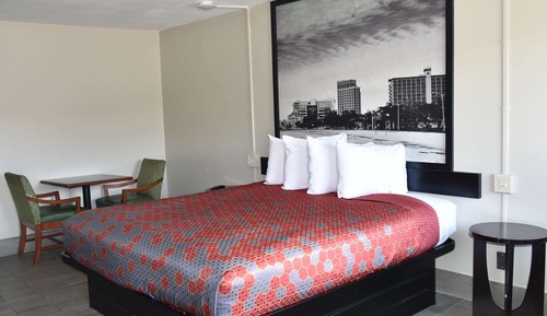 Room, 1 King Bed, Accessible, Non Smoking (Mobility, Tub w/Grab Bar, Exterior Rm)
