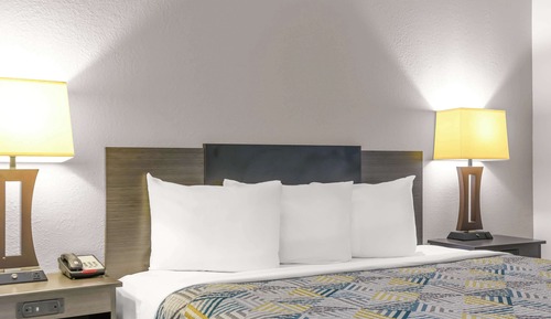 Standard Room, 1 King Bed, Accessible, Non Smoking