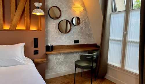 Suite, 1 Queen Bed, City View