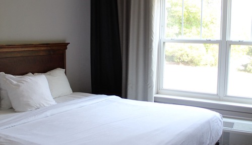 Room, 1 King Bed, Accessible, Non Smoking (Roll-in Shower)