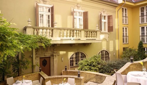 Suite, 1 Bedroom, Courtyard View (1 King)