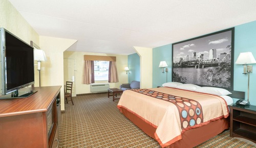 Deluxe Studio Suite, 1 King Bed, Smoking