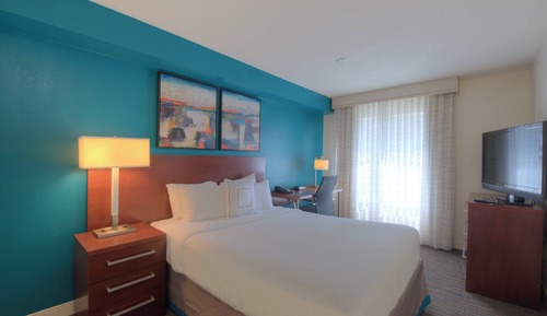 Suite, 2 Bedrooms (Mobility/Hearing Access, Roll-In Shwr)