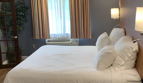 Deluxe Studio Suite, 1 King Bed, Non Smoking, Lake View