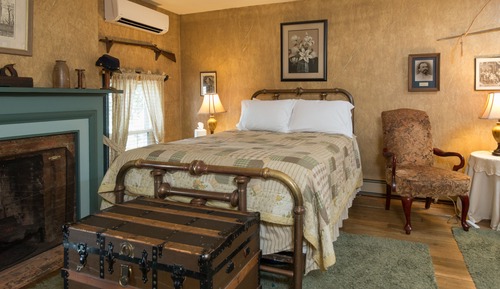 Standard Room, 1 Queen Bed, Private Bathroom