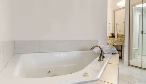 Suite, 1 Queen Bed, Non Smoking